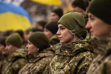 عکس | خستگی سرباز زن ارتش اوکراین از تمرینات سخت پیش از حضور در خط مقدم جنگ