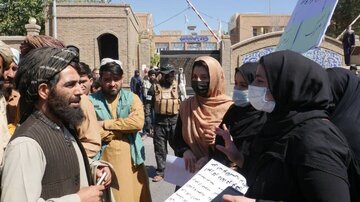شلاق در انتظار دختران بدحجاب و پدرها در افغانستان
