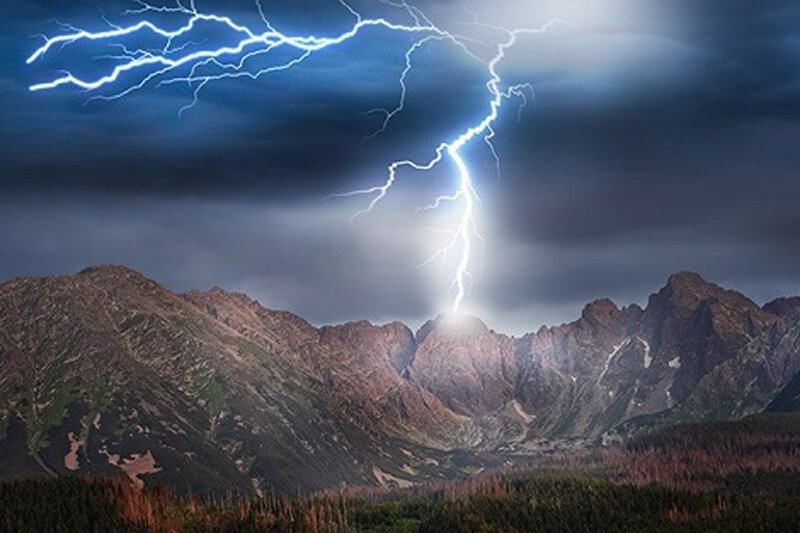 ببینید | لحظه برخورد شگفت‌انگیز صاعقه به کوه