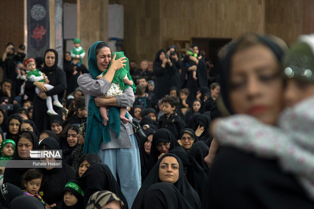 عکس | اشک‌های سوزناک یک مادر به همراه نوزادش در مراسم عزاداری محرم