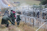 ببینید | بریدن دیوار مرزی با اره آهن‌بر توسط مهاجران غیر قانونی؛ وضعیت عجیب در مرز لهستان و بلاروس