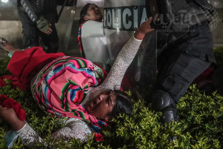 از چند روز گذشته اعتراضات گسترده  از سوی سازمان‌های اجتماعی و اتحادیه‌ای برای درخواست استعفای دینا بولوارته، رئیس‌جمهور پرو و تعطیلی کنگره ملی برگزار شده است. در جریان راهپیمایی در لیما، معترضان ضد دولتی با پلیس در میدان سن مارتین درگیر شدند