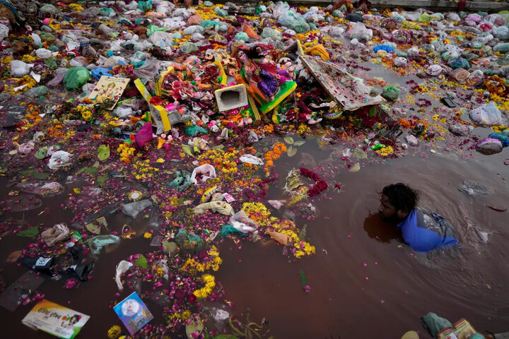 الهه داشاما یکی از خدایان در هند است و فداییان این الهه هر سال در چنین روزی تندیس‌های داشاما را در راجستان به رودخانه سابارماتی می‌اندازند. در این مردی را می‌بینید که در تلاش است از میان تمام اجسام غوطه‌ور در این رودخانه، مواد بازیابی را پیدا کند