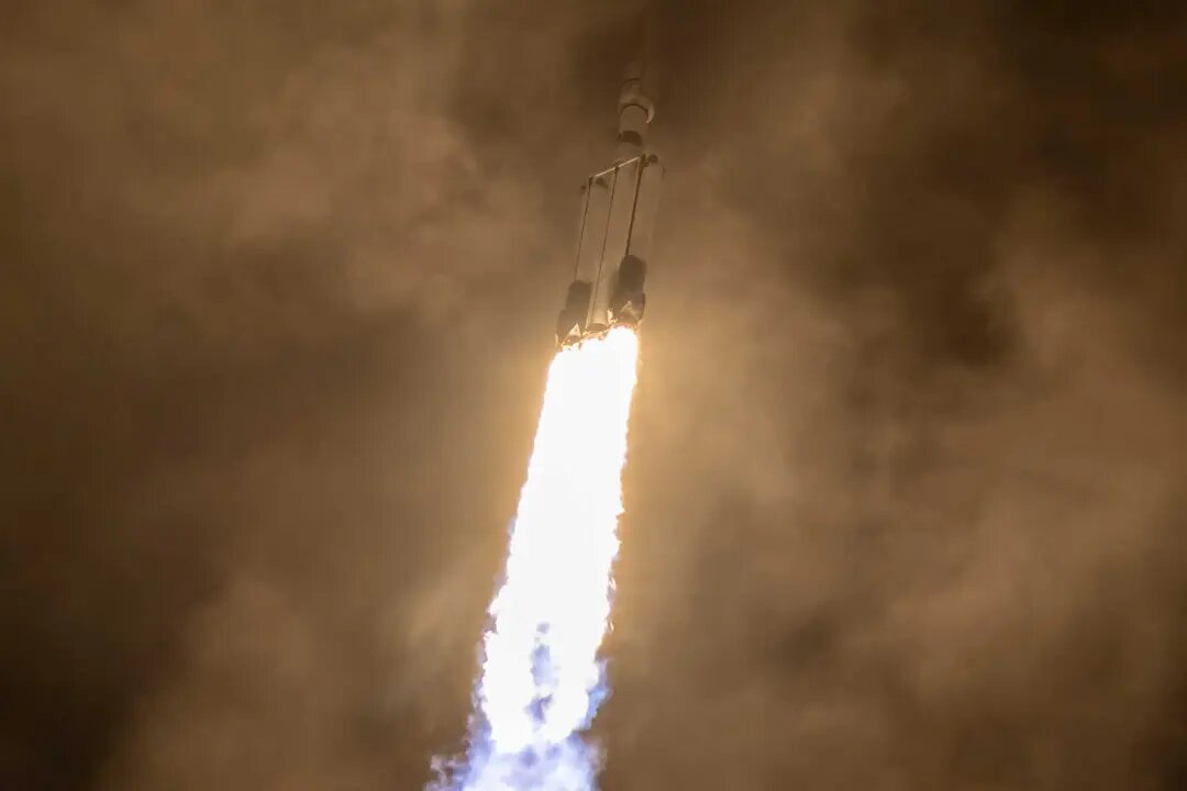 ماهواره سه تنی با این موشک غولپیکر به فضا رفت/ عکس