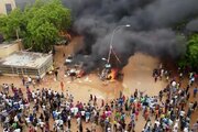 ببینید | تصاویر ترسناک از تعقیب و سوزاندن اتومبیل‌های لوکس سیاستمداران در نیجر
