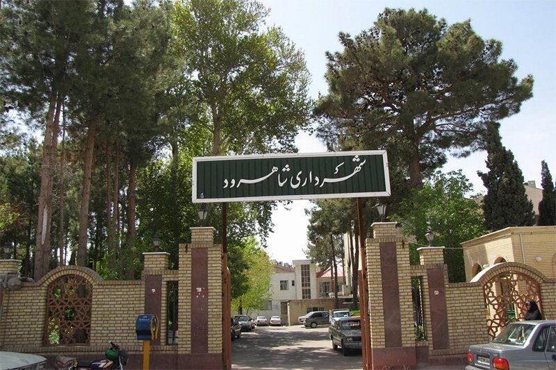 ببینید | ویدیویی تلخ از ضرب و شتم یک شهروند توسط عوامل شهرداری شاهرود!