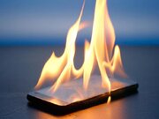 ببینید | آتش گرفتن ناگهانی موبایل در دستان دختر جوان
