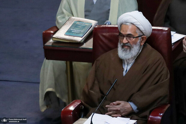عضو مجلس خبرگان: بیحجابیها نیاز به تعزیرات یعنی شلاق دارد نه پول!