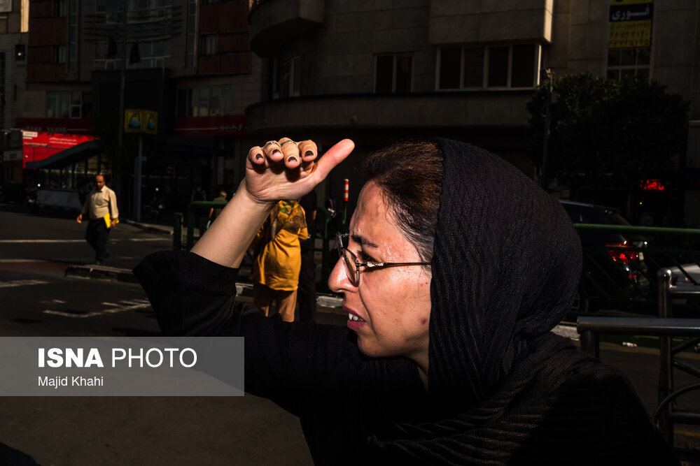 همه دستها بالا؛ تصاویر جالب از تلاش مردم برای رهایی از گرما/ عکس