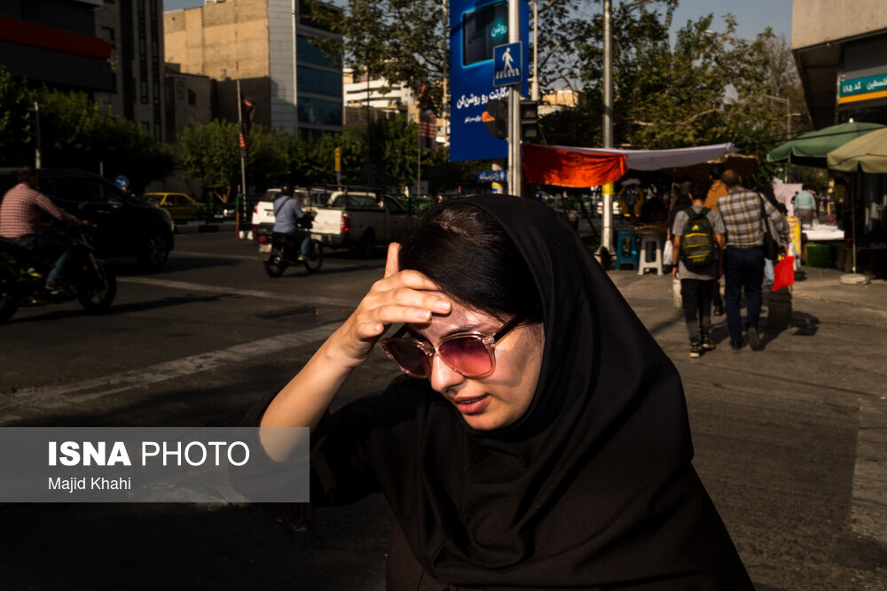 همه دستها بالا؛ تصاویر جالب از تلاش مردم برای رهایی از گرما/ عکس