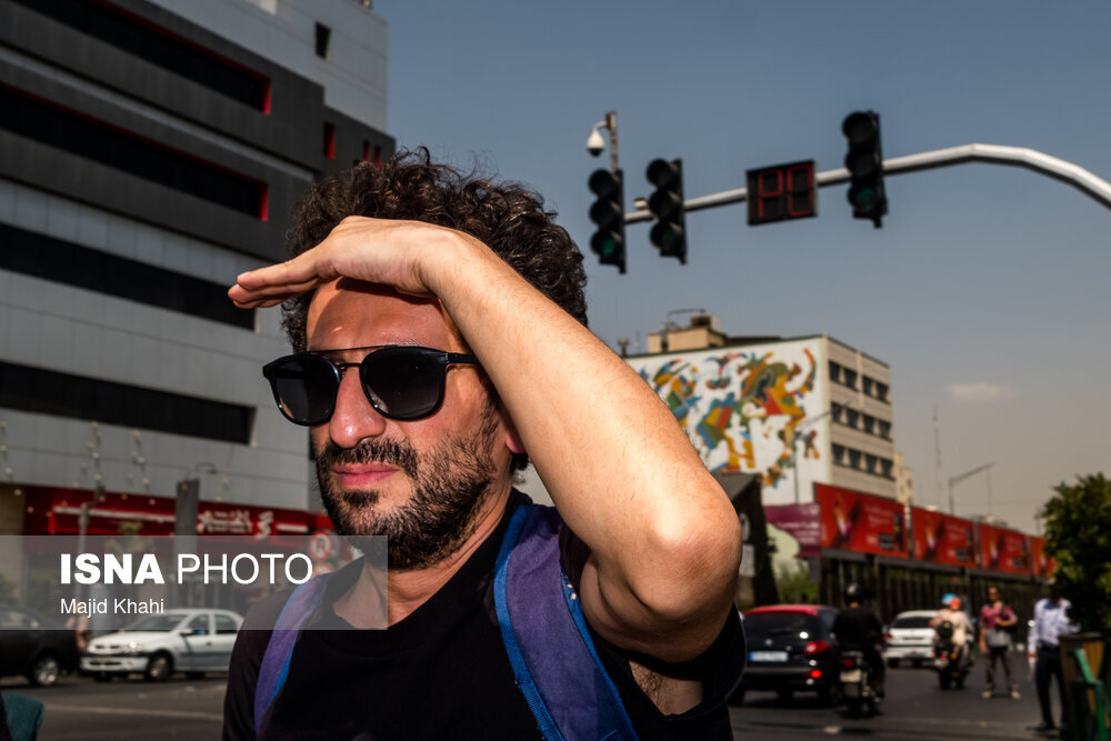 همه دستها بالا؛ تصاویر جالب از تلاش مردم برای رهایی از گرما/ عکس