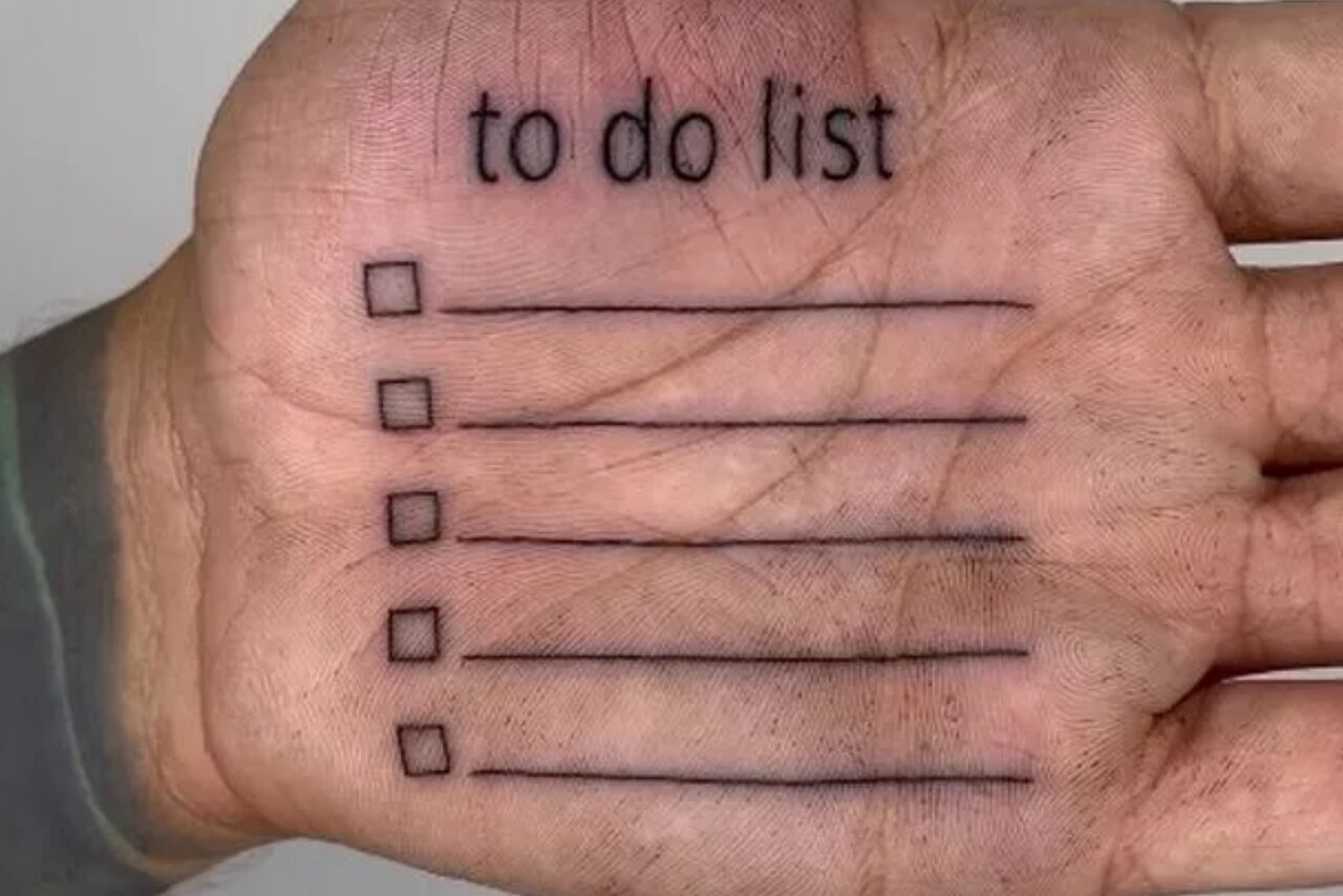 خالکوبی عجیب روی کف دست مردی که وسواس نظم دارد/ عکس