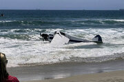 ببینید | لحظه سقوط هواپیما در دریا مقابل چشم مردم در ساحل فلوریدا