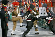 ببینید | کل‌کل بامزه دو سرباز هندی و پاکستانی در نقطه صفر مرزی‎