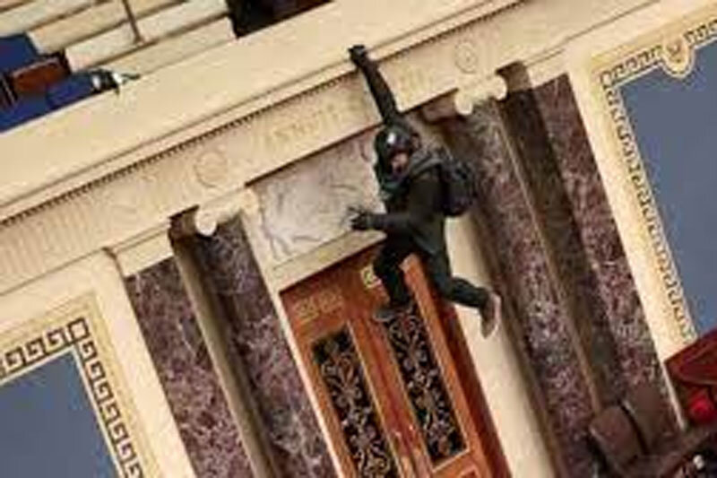 ببینید | تصاویری دیگر از حضور پرشمار پلیس در سنای آمریکا و تخلیه این ساختمان