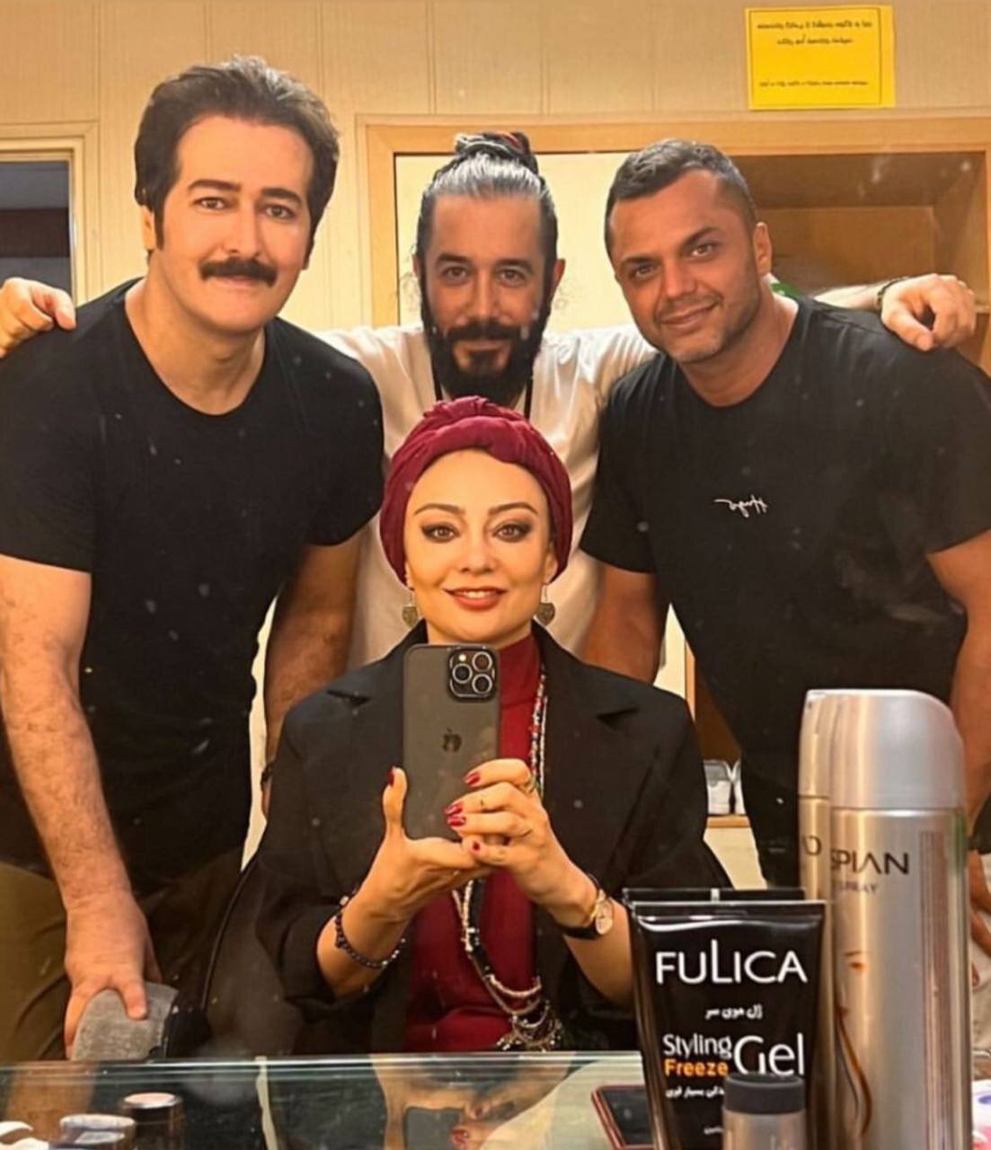 عکس | سلفی یکتا ناصر با آیفون ۱۳ در کنار همکارانش پای میز گریم