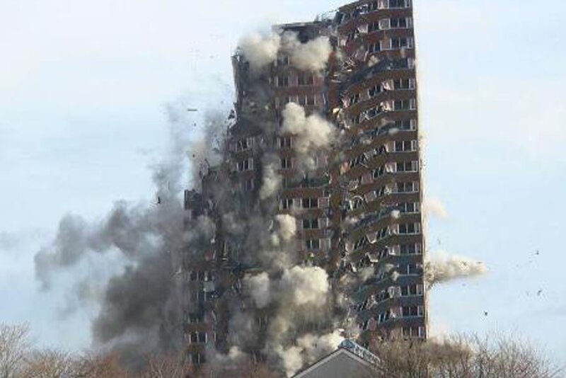 ببینید | تکنیک جالب تخریب آسمان خراش در ژاپن بدون آلودگی