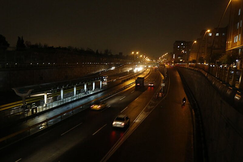 ببینید | صرفه جویی خطرناک برق به سبک وزارت نیرو در اتوبان همت تهران