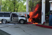 ببینید | یک مرد دیوانه باک بنزین ماشینش را آتش زد