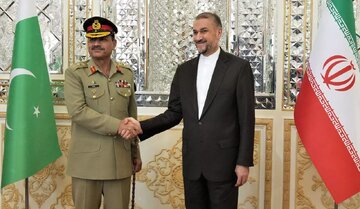 Iran FM, Pakistan army chief discuss expansion of bilateral ties