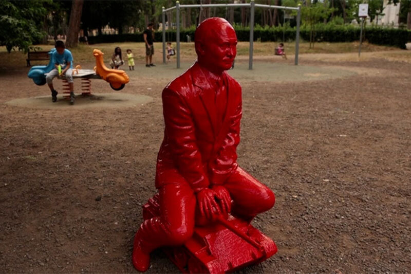 ببینید | شلیک کودکان به مجسمه پوتین سرخچهره سوار بر تانک