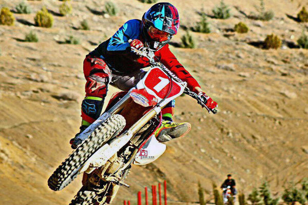 ببینید | لحظات دردناک سقوط موتورسواران حین انجام حرکات نمایشی