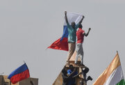 عکس | خودنمایی عجیب پرچم روسیه در بین حامیان کودتای نظامی نیجر در عجیب‌ترین جای ممکن!