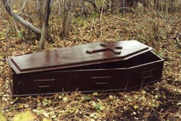 عکس | فروش ویژه تابوت صورتی؛ پای باربی به دنیای مردگان هم باز شد!