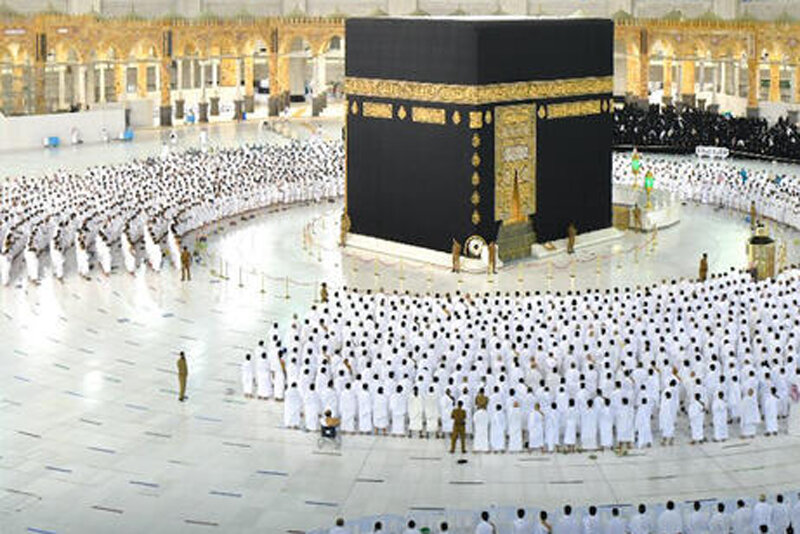 ببینید | لحظه حیرتانگیز از نماز خواندن در داخل کعبه؛ گردگیری خانه خدا از داخل