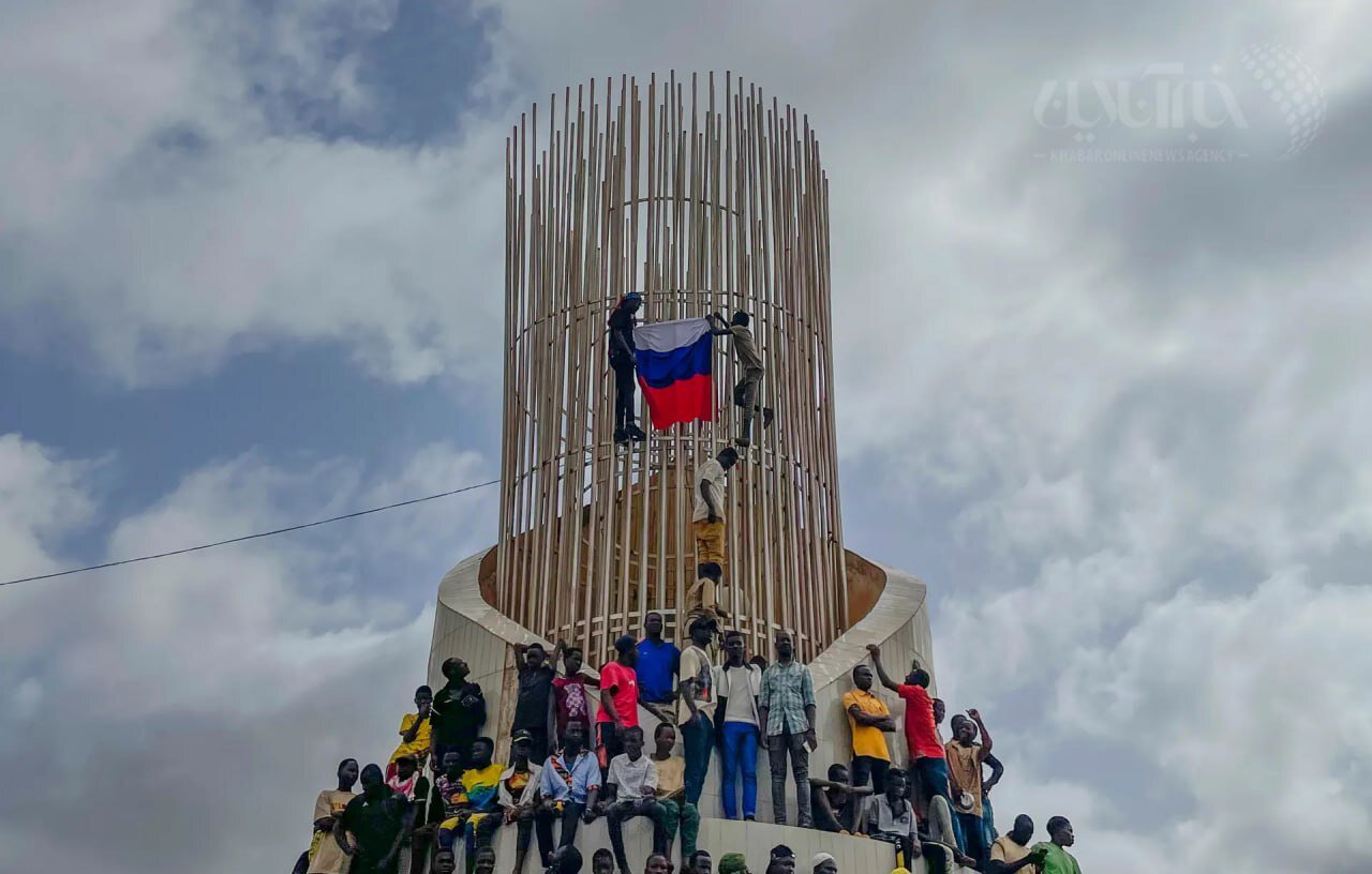 عکس | خودنمایی عجیب پرچم روسیه در بین حامیان کودتای نظامی نیجر در عجیبترین جای ممکن!