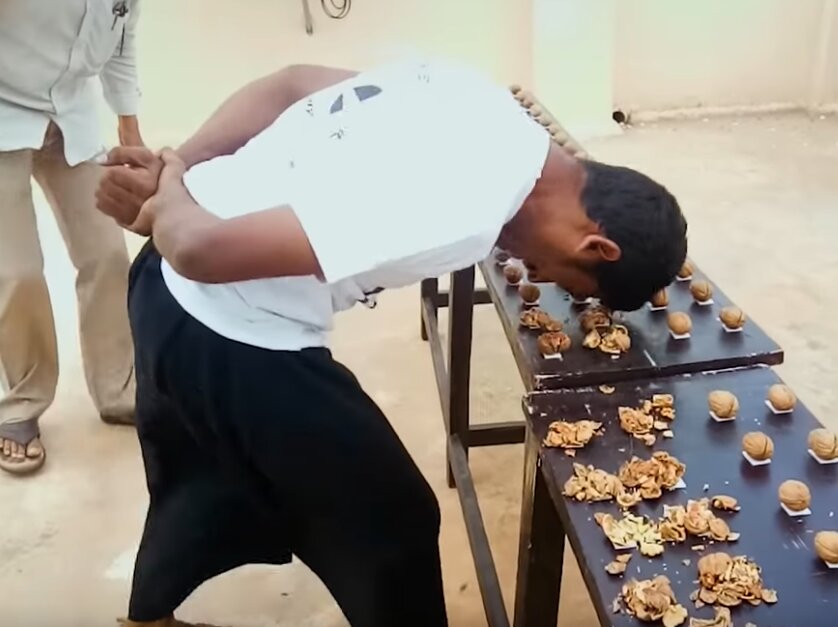 مردی که با پیشانی خود گردو می‌شکست، رکورددار گینس شد/ عکس 