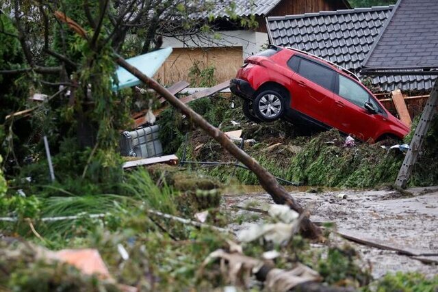 شکستن سد در اسلوونی فاجعه آفرید؛ سیل چه‌طور ماشین را به سقف خانه‌ رساند/ عکس