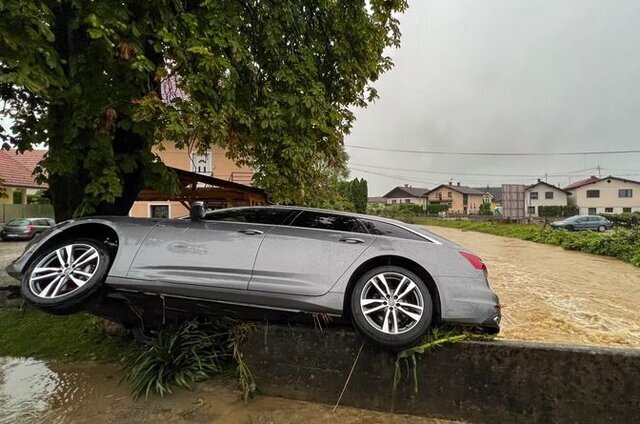 شکستن سد در اسلوونی فاجعه آفرید؛ سیل چهطور ماشین را به سقف خانه رساند/ عکس