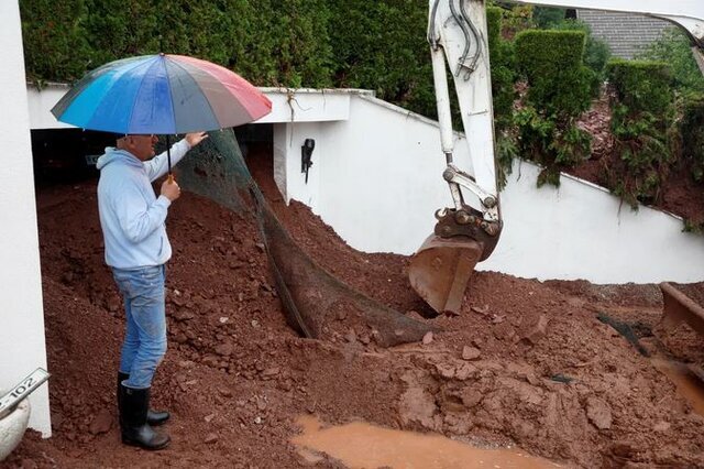 شکستن سد در اسلوونی فاجعه آفرید؛ سیل چه‌طور ماشین را به سقف خانه‌ رساند/ عکس