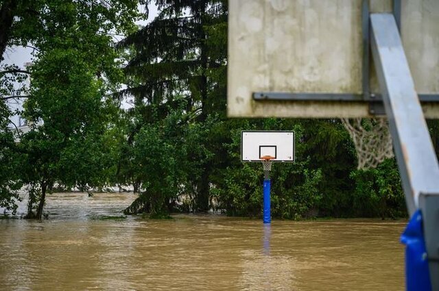 شکستن سد در اسلوونی فاجعه آفرید؛ سیل چهطور ماشین را به سقف خانه رساند/ عکس