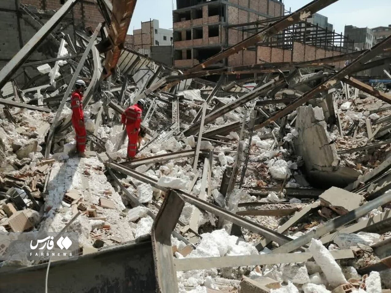 ببینید | لحظه خارج کردن پیکر دو پلیس از زیر آوار در تهران