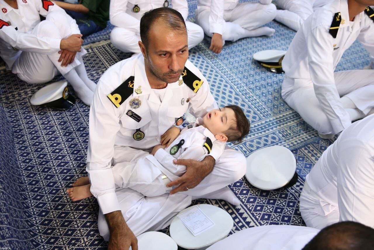 خاصترین تصویر دیدار خانوادههای ناوگروه ۸۶ با رهبر انقلاب