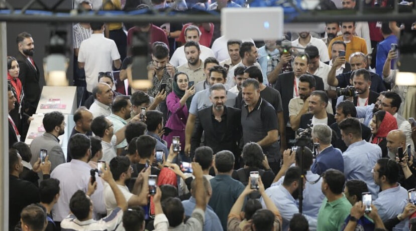 عکس| استقبال باشکوه مردم از دایی؛ شهریار با مجری معروف نمایشگاه را به هم ریخت!