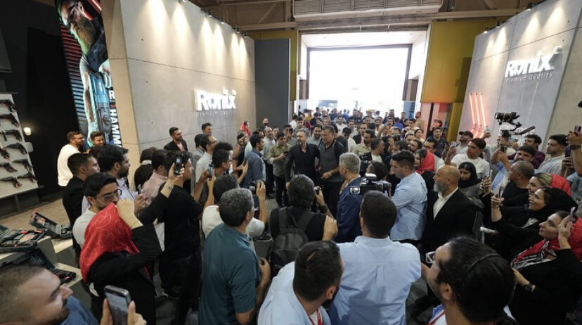 عکس| استقبال باشکوه مردم از دایی؛ شهریار با مجری معروف نمایشگاه را به هم ریخت!