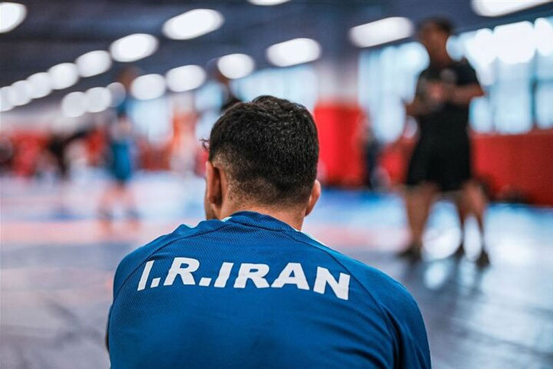 ببینید | واکنش بامزه مرد مازندرانی به کشتی پسرش در مسابقات