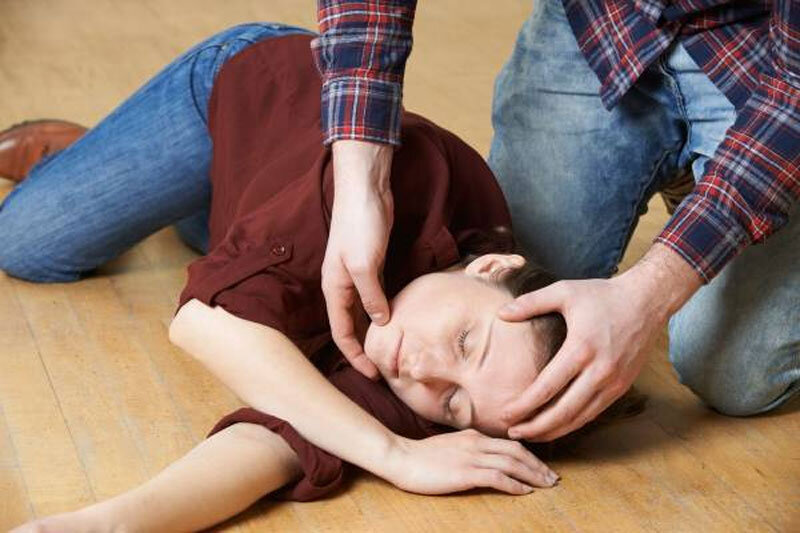 ببینید | یک آموزش حیاتی؛ چگونه فرد در حال تشنج را نجات دهیم؟