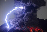 ببینید | تصویری حیرت‌انگیز از وقوع یک رعد و برق بر فراز آتشفشان!