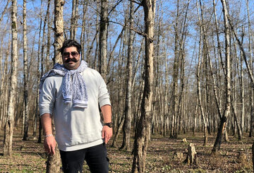 عکس | تیشرت عجیب بهنام بانی در وسط جنگل