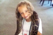 ببینید | صمیمیت ترسناک دختر ۴ ساله استرالیایی با مار پیتون غول پیکر