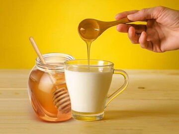 شیر داغ و عسل؛ مفید یا زیان آور؟