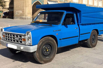 عکس | حضور عجیب یک نیسان آبی در طبقه آخر آپارتمان ۹ طبقه در حال ساخت