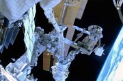 حرکت شگفتی‌ساز فضانورد روس/ نشستن بر بازوی رباتیک اروپایی ایستگاه فضایی! / عکس