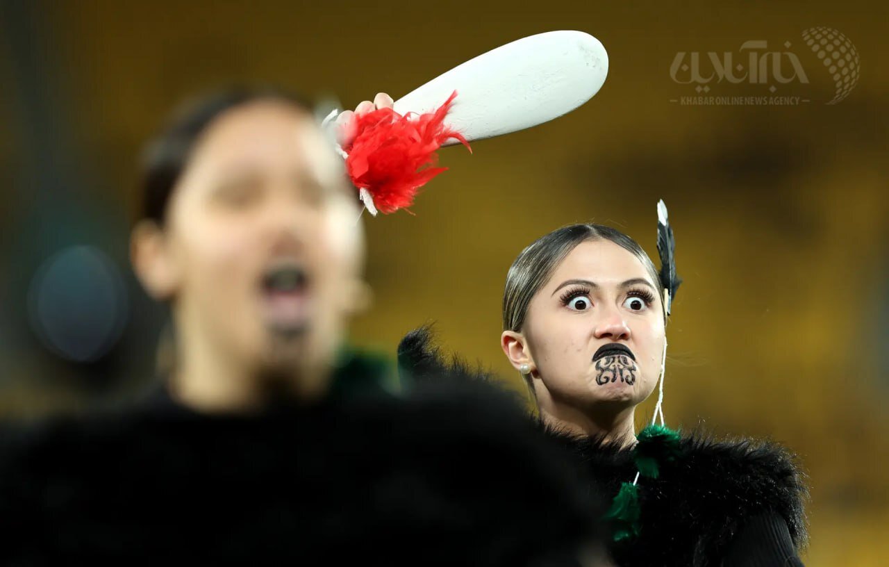 عکس | ژست عجیب یک دختر جوان در مراسم افتتاحیه جام جهانی زنان