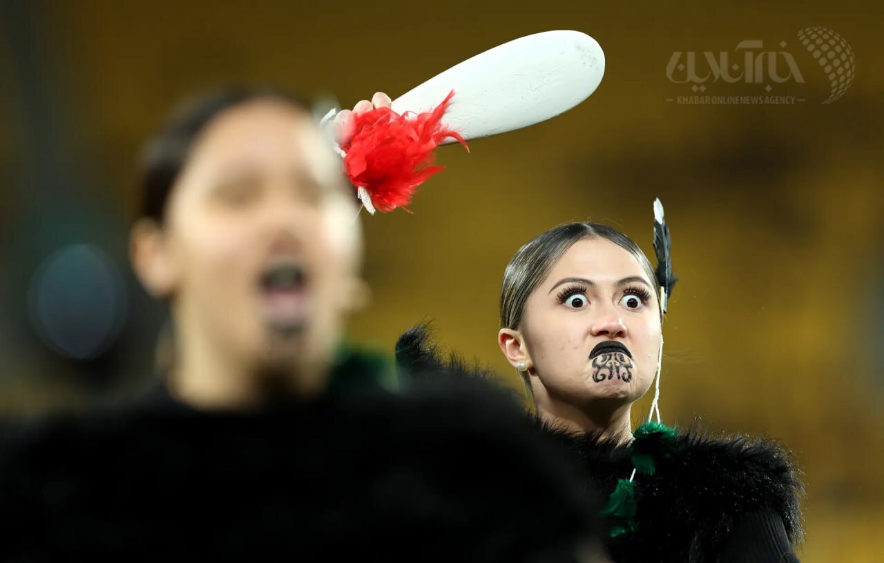 عکس | ژست عجیب یک دختر جوان در مراسم افتتاحیه جام جهانی زنان