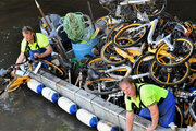 ببینید | ویدیویی عجیب از صید صدها دوچرخه از دل یک رودخانه